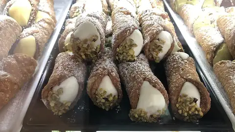 Pistachio cannoli